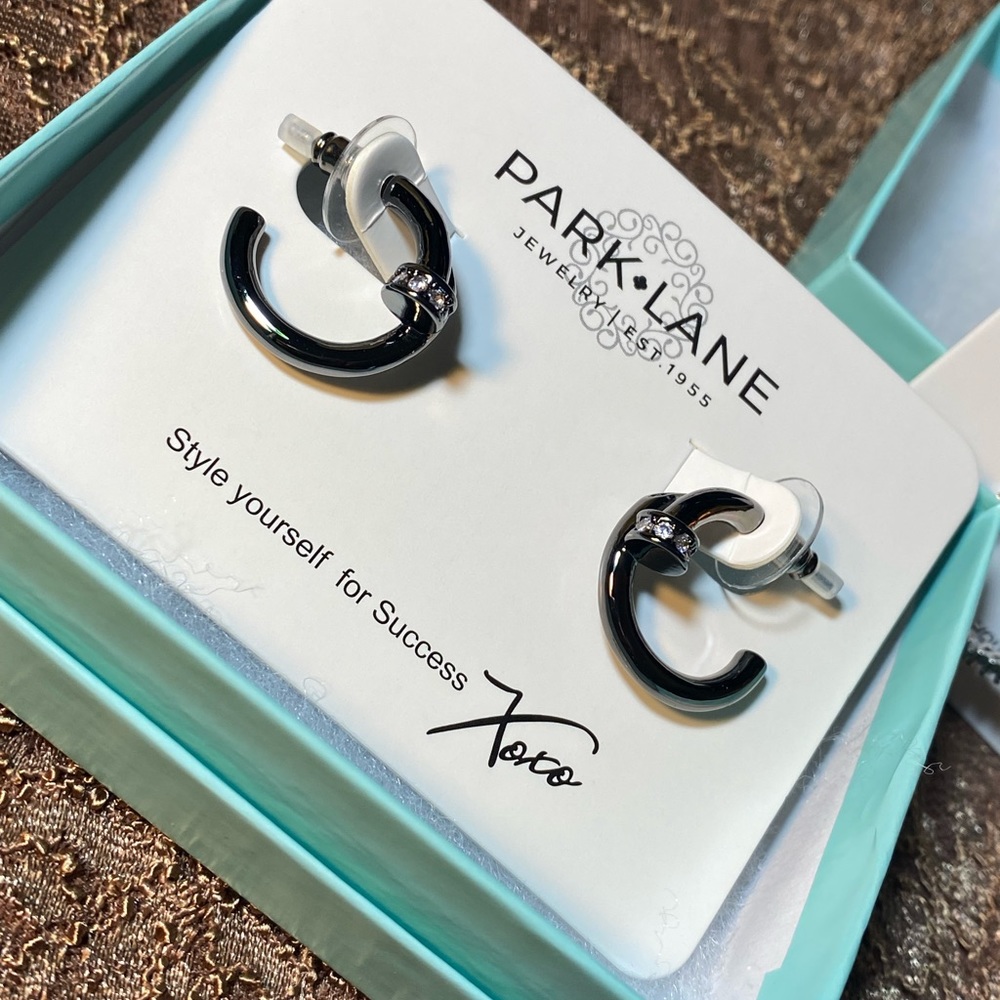 NWT 💥 DESIGNER INSPIRED CREST NAIL SMALL HOOPS HEMATITE WITH CRYSTALS EARRINGS - Picture 10 of 10